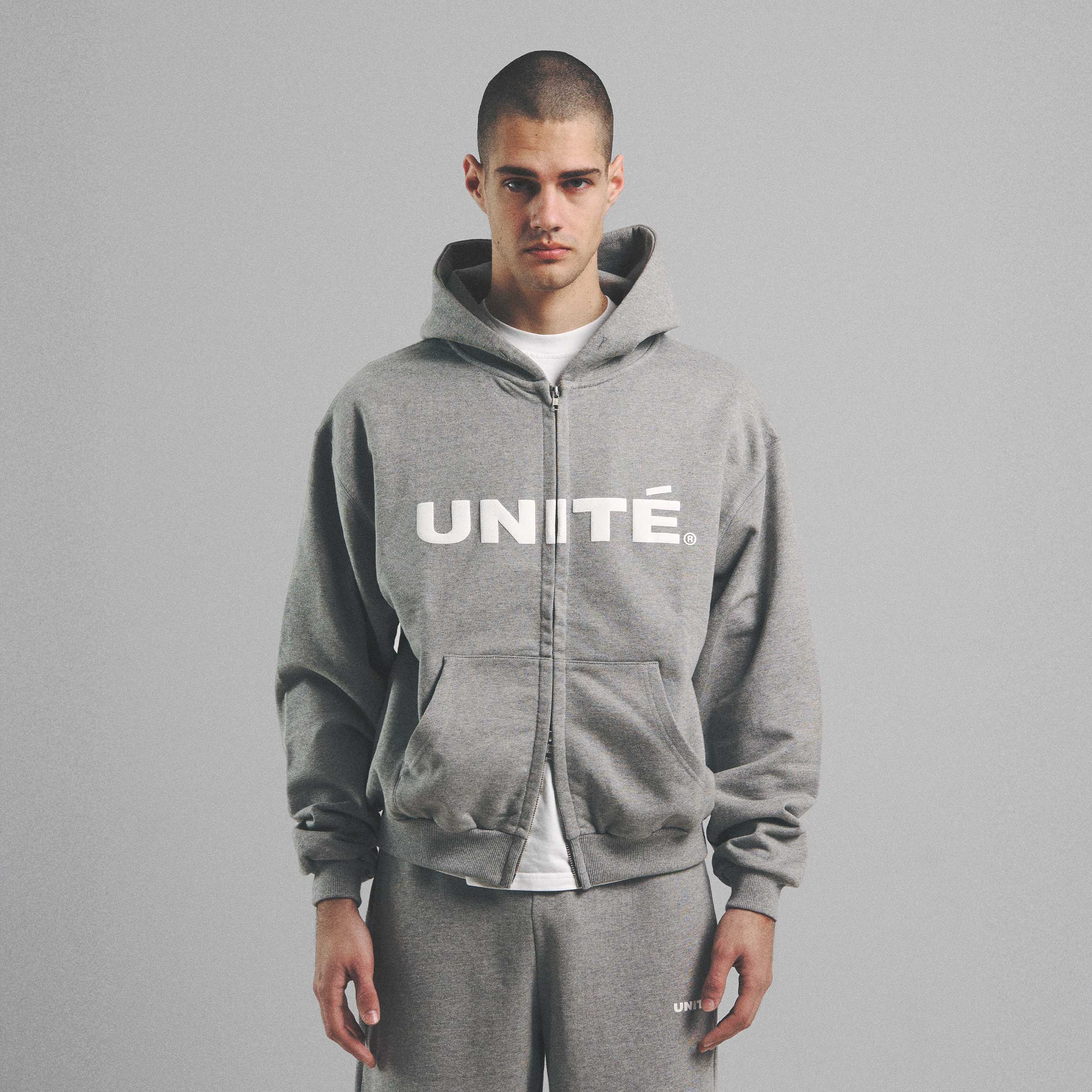 ESSENTIAL ZIP HOODIE